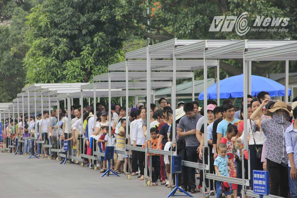 Do lượng người đến viếng rất đông, Ban Quản lý lăng đã chuẩn bị hành lang di động có mái che để người dân không phải chờ đợi lâu dưới nắng. 