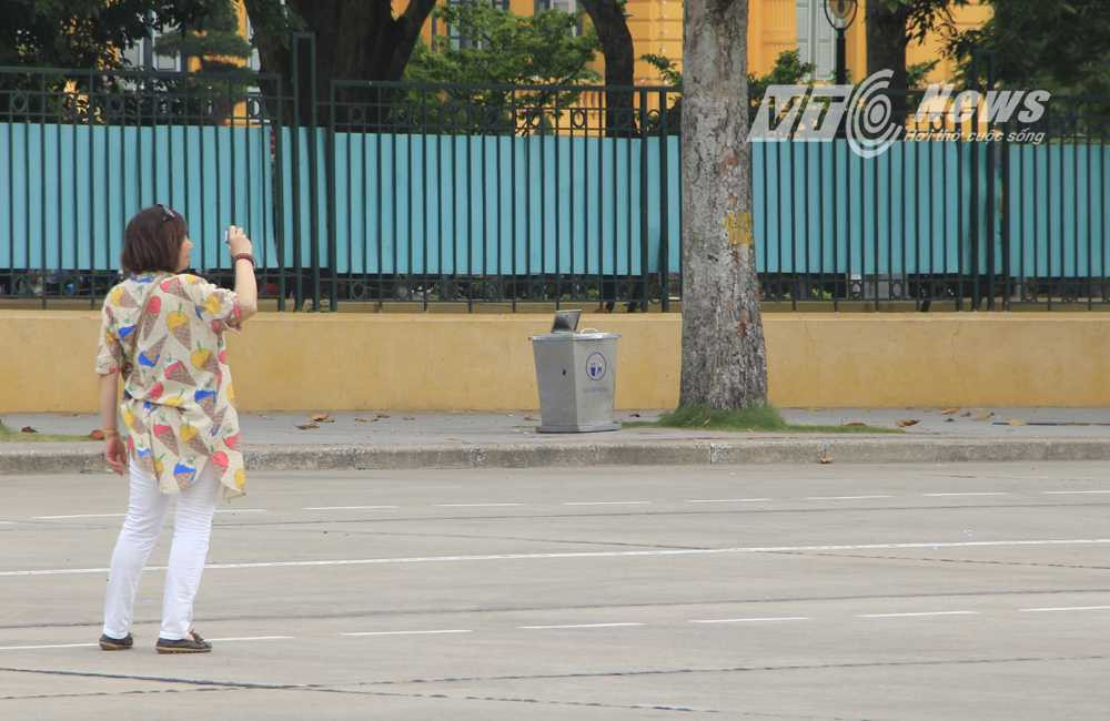 Mặc dù ở gần đó có thùng rác nhưng nhiều người thiếu ý thức không bỏ rác vào thùng. 