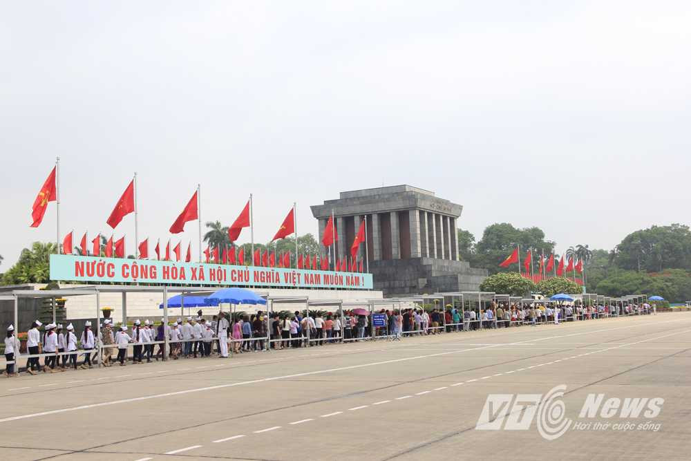 Để đảm bảo sự tôn nghiêm, an ninh trật tự, trong ngày hôm nay du khách chỉ được đứng ở vòng ngoài và khu vực quảng trường để chụp ảnh. 