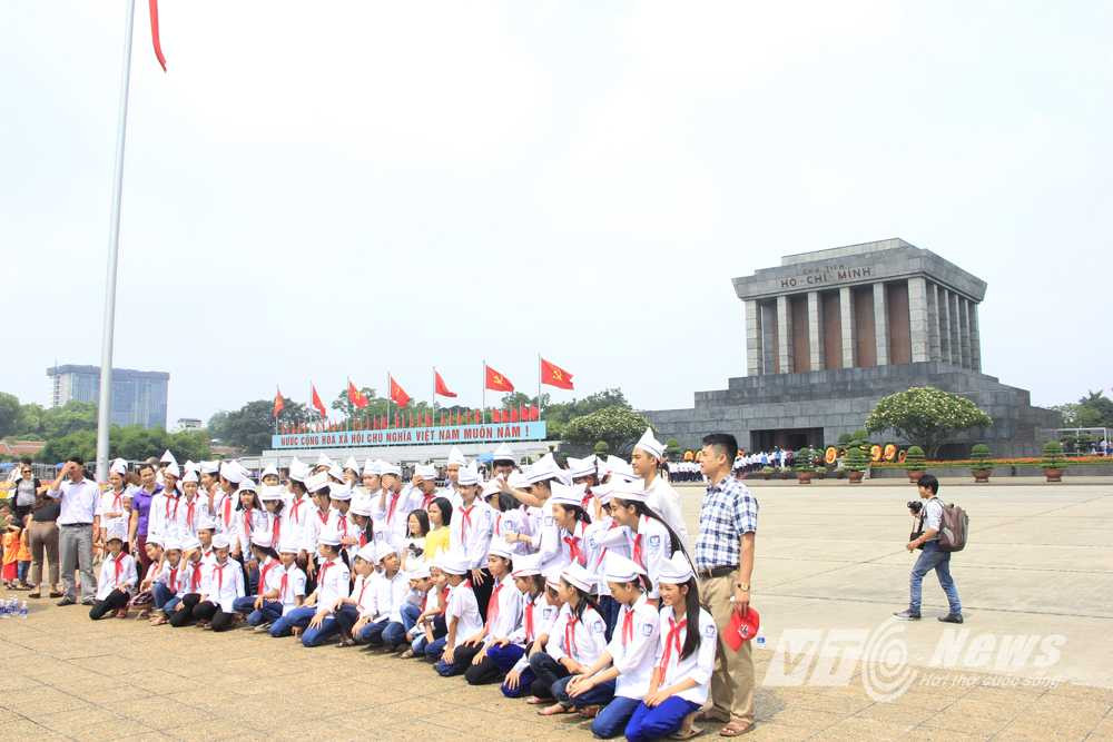 Thầy trò trường THCS Quang Trung, thị xã Bỉm Sơn, Thanh Hóa chụp ảnh lưu niệm trước lăng. Nhiều cháu trong đoàn lần đầu tiên được ra Hà Nội viếng lăng bác, lại đúng dịp kỷ niệm sinh nhật nên rất xúc động. 