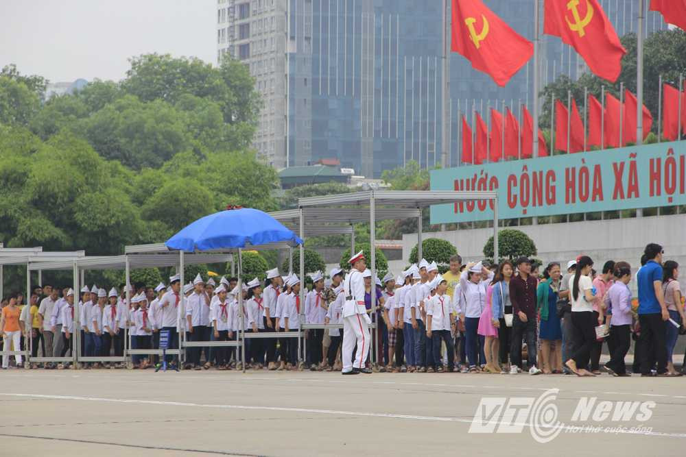 Với các em học sinh, được đến viếng lăng Bác vào đúng ngày sinh nhật là phần thưởng ý nghĩa, cao quý cho nỗ lực học tập. 
