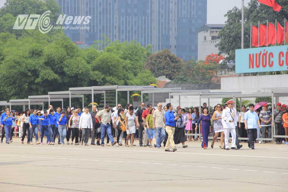 Ngoài lượng học sinh đông đảo, nhân dân trong nước còn có rất đông du khách nước ngoài đến viếng lăng trong hôm nay. 
