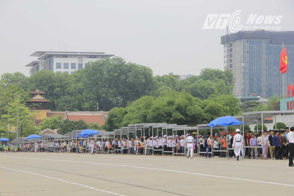 Ghi nhận của PV VTC News, đến trưa nay, đoàn người vẫn nối dài để chờ đến lượt vào viếng Bác.