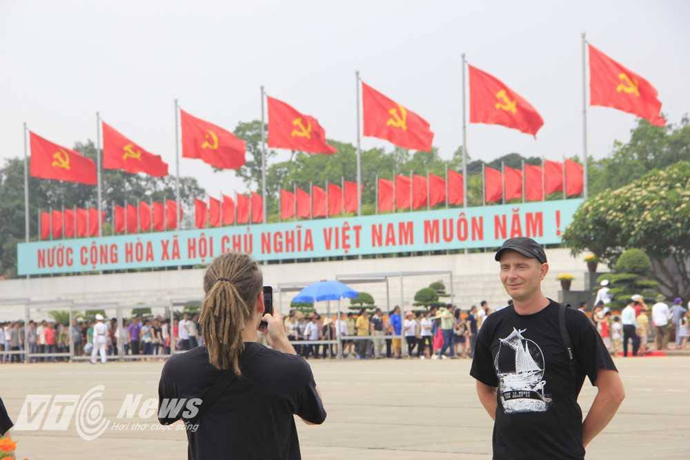 Du khách nước ngoài chụp ảnh lưu niệm. 