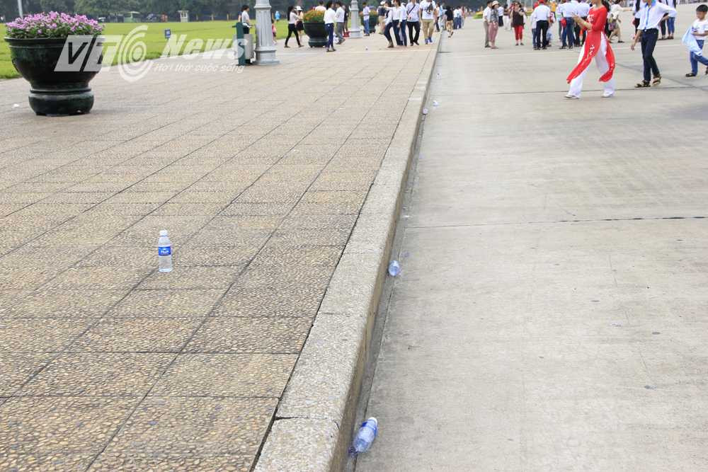 Nhiều chai nước bị bỏ lại trên sân khu vực trước lăng. 