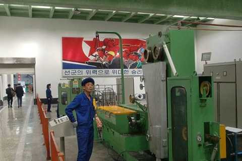 Dù mức lương công nhân ở nhà máy này của Bình Nhưỡng kém xa so với ở Mỹ, hoặc ở Nhật, nhưng nó vẫn nổi bật với những điểm riêng biệt 
