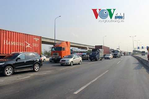 Đội CSGT Rạch Chiếc cùng tổ xử lý tai nạn quận 9 có mặt, tiến hành điều tra nguyên nhân. 2 hướng trên cầu vượt tạm thời bị phong tỏa nhằm phục vụ công tác giải quyết hiện trường.