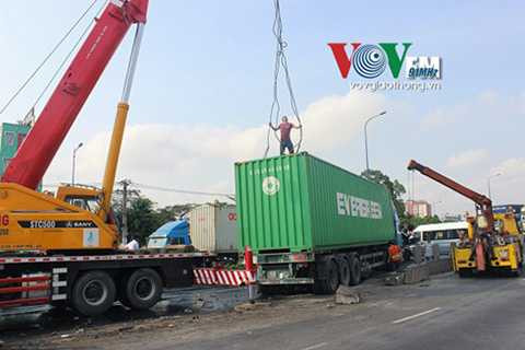 Hơn 9h00 cùng ngày, vụ việc mới được di dời xong.