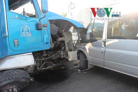 Bước đầu, nguyên nhân được xác định do tài xế xe container buồn ngủ nên không làm chủ được tay lái dẫn đến tai nạn trên.