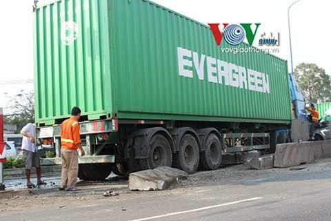 Khi đến gần chân cầu vượt ngã 4 Thủ Đức (quận 9 giáp quận Thủ Đức, Tp.HCM) thì bất ngờ tông hàng loạt dải phân cách rồi lao qua bên kia cầu vượt.