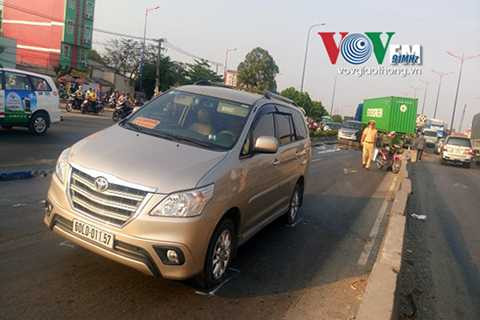 Cú đâm khiến dải bê tông văng trúng <a href='https://vtcnews.vn/oto-xe-may.31.0.html' >xe ô tô</a> 7 chỗ BKS 60LD – 011.57.