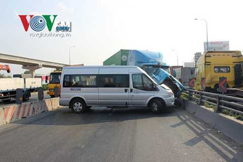 Chiếc xe container tiếp tục đâm vào xe 9 chỗ BKS: 60LD – 003.29 và xe 16 chỗ BKS: 60LD – 012.95 rồi húc vào thành cầu mới dừng lại.