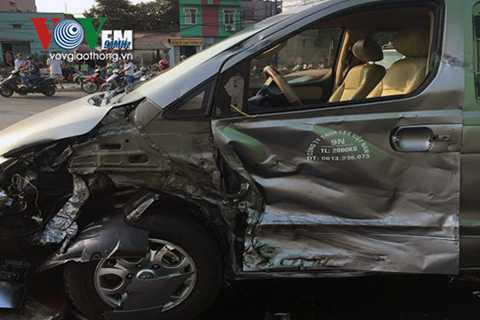 Vụ tai nạn liên hoàn khiến 1 hành khách người Nhật trên xe 9 chỗ bị thương, được đưa đi cấp cứu.