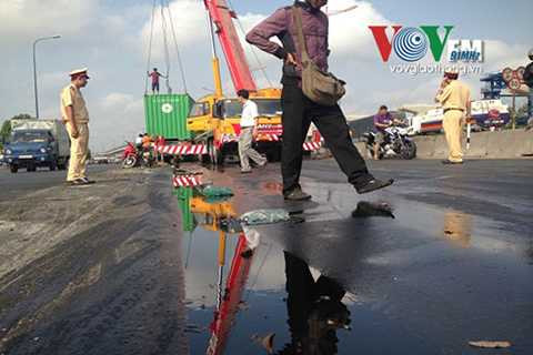 Riêng các phương tiện hư hỏng nặng, nằm chắn hết mặt đường, dầu nhớt trên xe chảy lênh láng. Hàng chục người trên 3 xe ô tô (chủ yếu là người nước ngoài) 1 phen hoảng loạn, la hét.