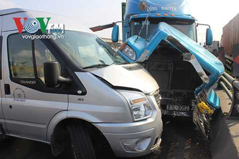 “Tôi đang đổ dốc thì thấy xe container cứ lao qua nên tôi cố đạp ga để lách ra thì nghe tiếng rầm rầm phía sau. Xe tôi cũng bị mảnh vỡ dải phân cách xuyên thủng vỏ…”, tài xế 7 chỗ Nguyễn Phi Long (45 tuổi) cho biết.