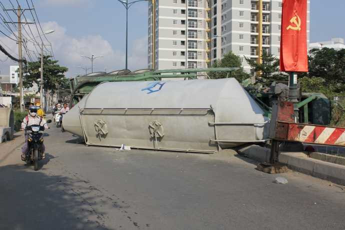 Thùng bồn bê tông văng xuống đường.