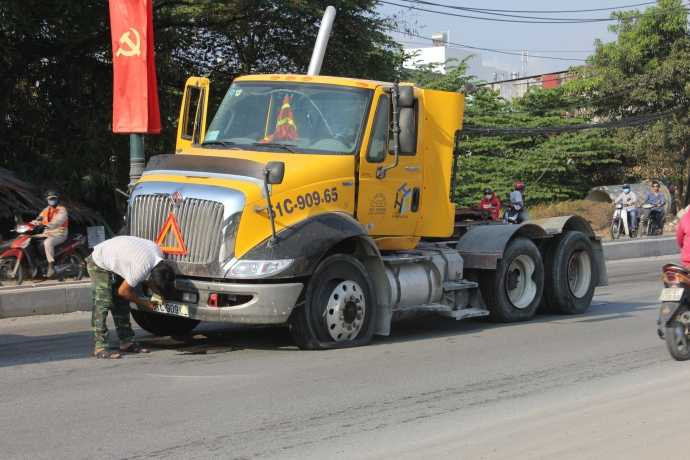 Phần đầu kéo nằm cách thùng bồn bê tông khoảng gần 100m.