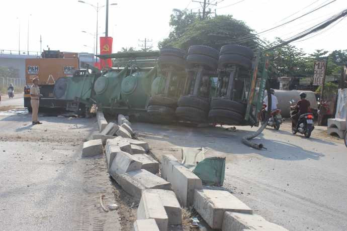 Dải phân cách trên đường bị húc tung.