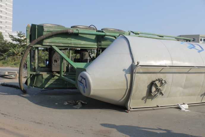 Ảnh: Hiện trường xe đầu kéo chạy ngược chiều, văng bồn bê tông xuống đường