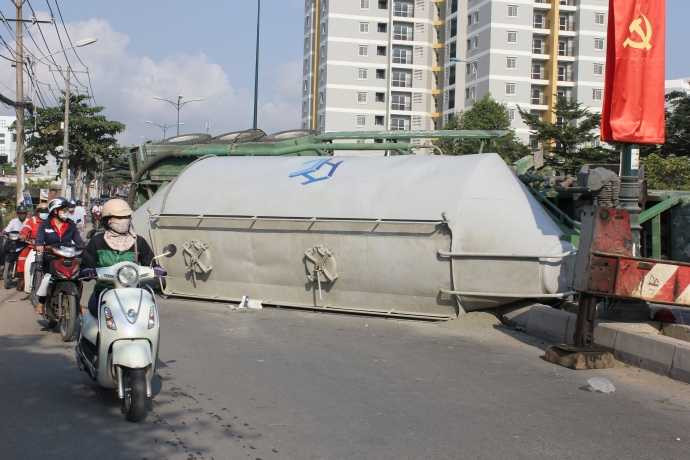 Thùng hàng nằm choán gần hết một phần đường khiến giao thông qua khu vực gặp khó khăn.