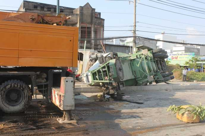 Ảnh: Hiện trường xe đầu kéo chạy ngược chiều, văng bồn bê tông xuống đường