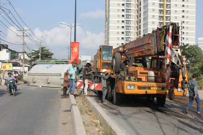 Xe cứu hộ được điều động đến giải quyết hiện trường.