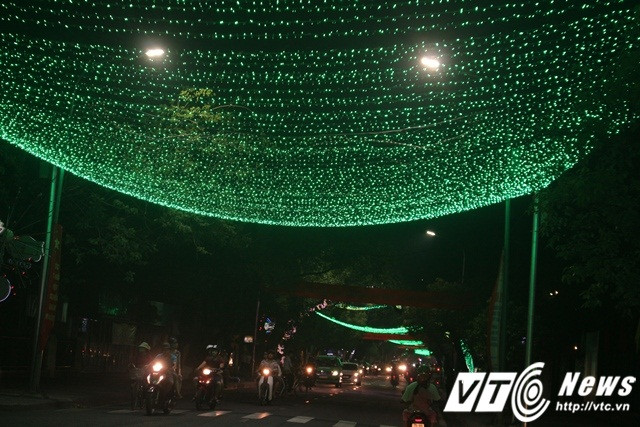Dọc tuyến đường Lê Lợi (trục đường chính chạy dọc sông Hương) được phủ lên vẻ lung linh của đèn led cùng những hoa văn trang trí.