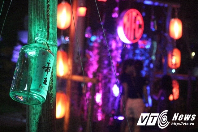 Đèn lồng được trang trí tại một số vị trí tại công viên cạnh sông Hương tạo vẻ lung linh, thơ mộng.