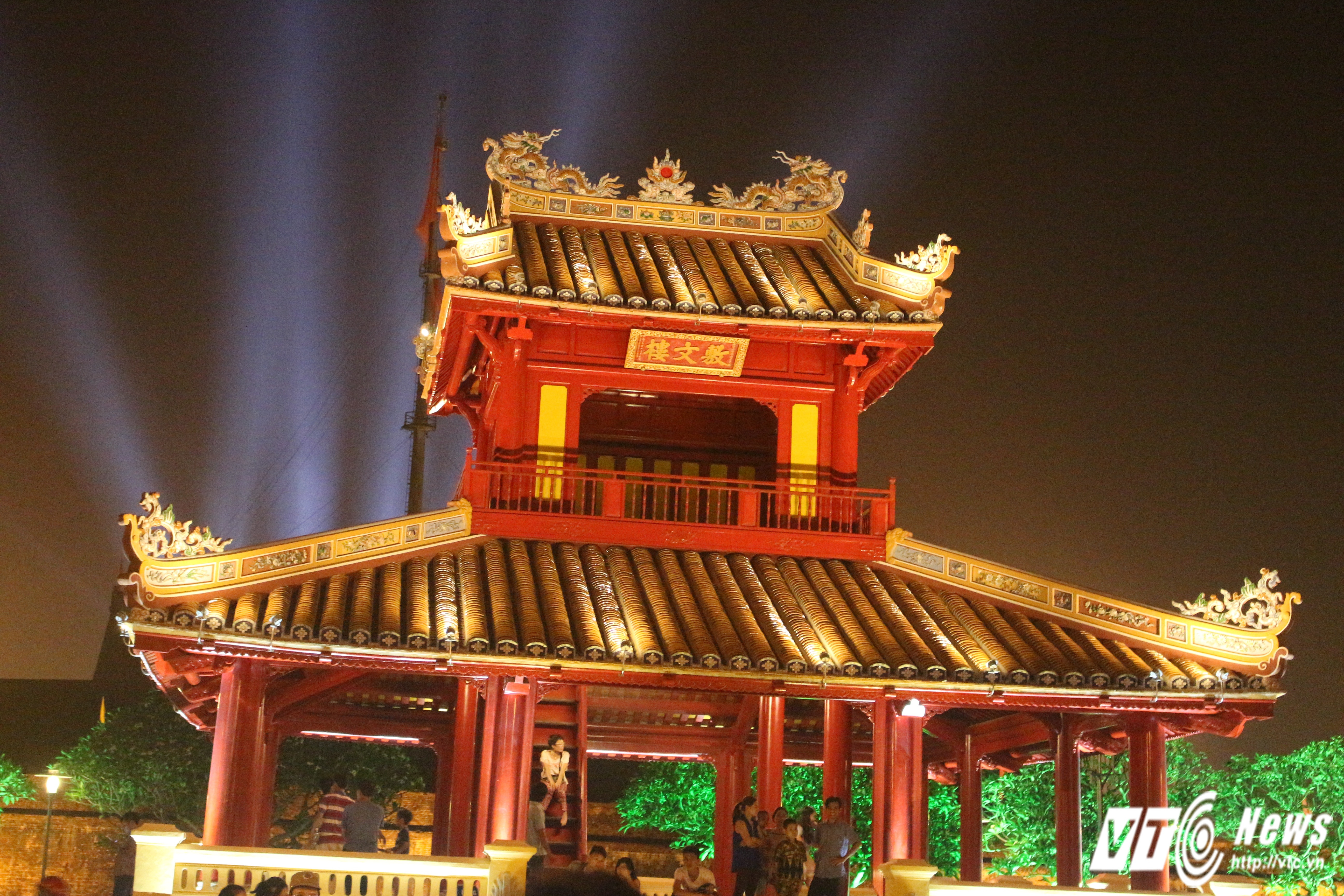 Phu Văn Lâu sau hơn một năm được trùng tu trở nên đẹp và thơ mộng dưới hệ thống đèn trang trí.