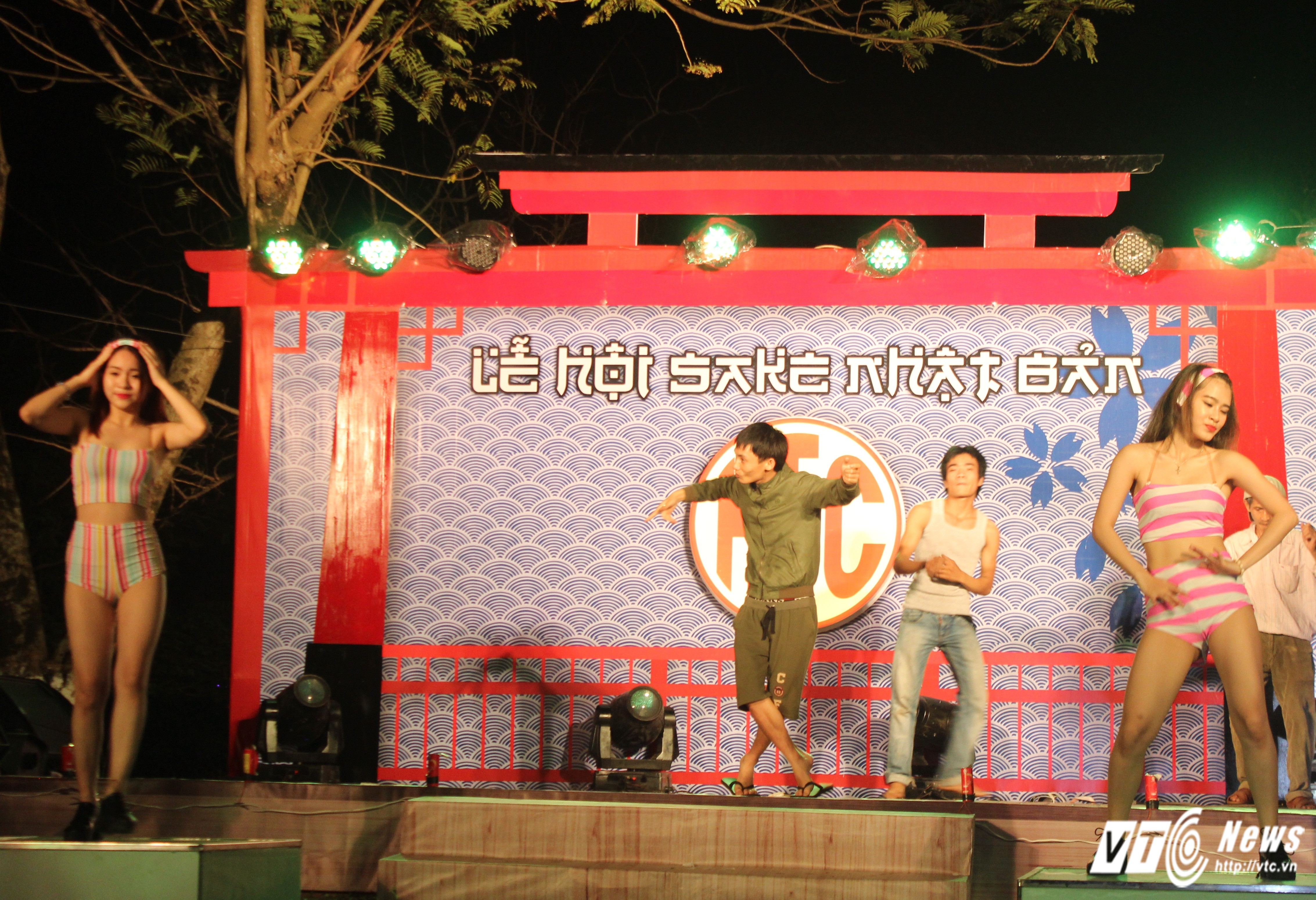 Các bạn trẻ xứ Huế hòa vào không khí sôi động tại đêm khai mạc lễ hội Sake Nhật Bản.