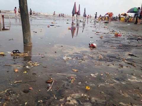 Bãi biển ngập rác trông rất mất vệ sinh - Ảnh: Linh Phương Nguyễn.