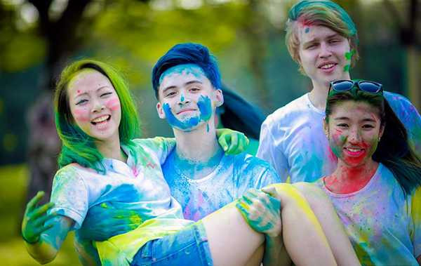 Bộ ảnh kỷ yếu đầy sắc màu của lớp học Việt - Nga