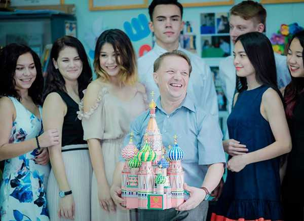 Bộ ảnh kỷ yếu đầy sắc màu của lớp học Việt - Nga