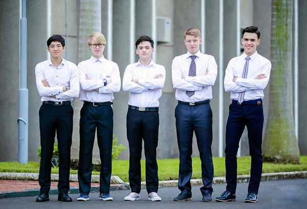 Bộ ảnh kỷ yếu đầy sắc màu của lớp học Việt - Nga