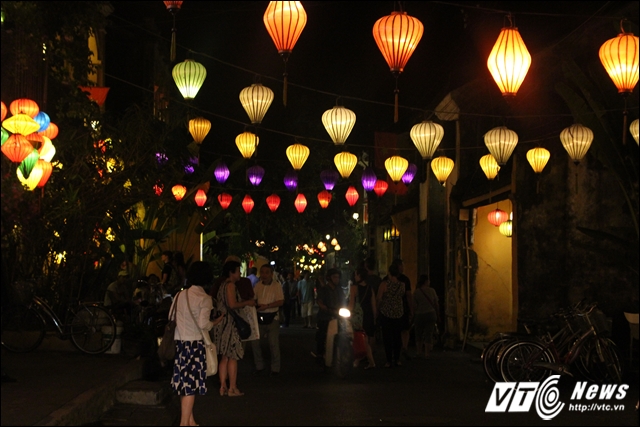 Đi bộ quanh phố cổ trên các con đường nhỏ, ngắm các nhà cổ, cảm nhận nhịp sống tất bật của du khách và người dân cũng khiến lòng ta thanh thản. Ánh sáng phát ra từ đèn lồng cùng sự cổ kính của những ngôi nhà cổ khiến khung cảnh như bức tranh tự nhiên với gam màu sẫm. Du khách cũng có thể thuê xe đạp hay ngồi xích lô để khám phá phố cổ.