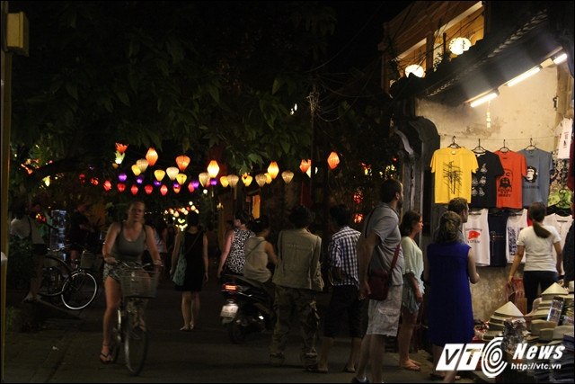 May áo dài, váy ở Hội An rất nhanh và rẻ. Du khách chỉ cần đến đặt hàng rồi đi dạo phố cổ 2-3 tiếng rồi quay lại thì đã có thể lấy bộ áo vừa may.