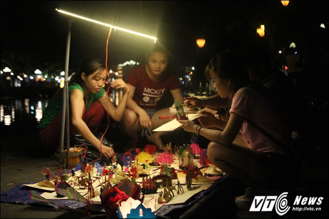 Ở Hội An có nhiều mặt hàng thủ công đẹp, lạ mắt và thu hút du khách.