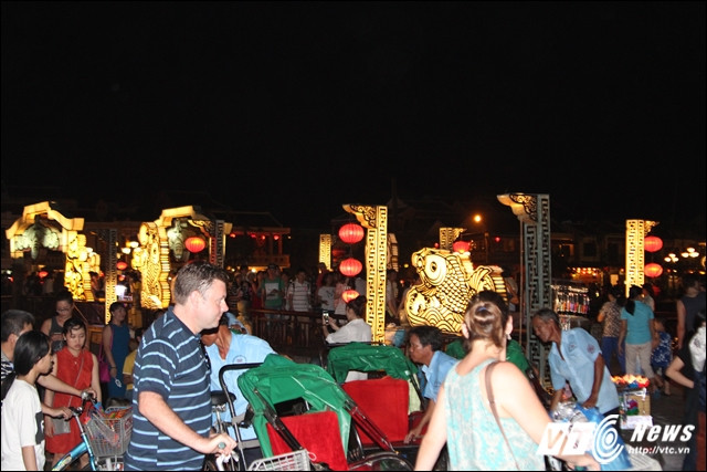 Đêm ở khu vực Chùa Cầu Hội An tập trung một lượng lớn du khách.
