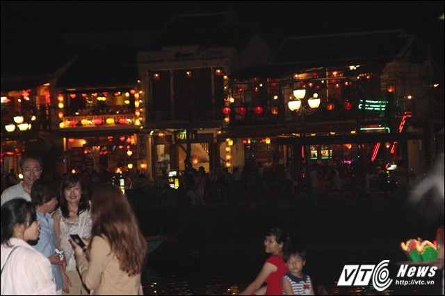 Ánh đèn từ khu phố Nguyễn Phúc Chu tô điểm thêm cho bức tranh Hội An về đêm. Các vệt sáng hắt xuống sông Hoài trông tuyệt đẹp. Khu phố này cũng là nơi tập trung các quán ẩm thực, hàng lưu niệm.