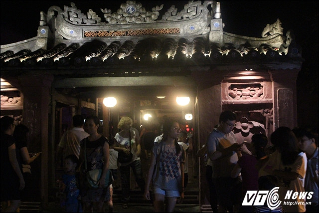 Chùa Cầu là một công trình kiến trúc đẹp và cổ nhất Hội An. Cầu có chiều dài gần 20 mét, bắc qua con lạch nhỏ chảy ra sông Thu Bồn, đêm xuống cầu trở nên lung linh với đủ sắc màu.