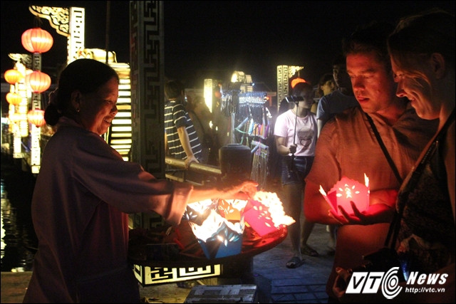 Xung quanh sông Hoài có những bà cụ, những đứa trẻ con xách rổ hoa đăng đứng mời khách mua để thả hoa đăng xuống sông. Ánh sáng từ ngọn nến hoa đăng làm cho dòng sông rất nên thơ. Chỉ từ 5.000-10.000 đồng, bạn đã có thể mua được hoa đăng để thả xuống dòng sông cầu mong cho gia đình và bản thân an lành.