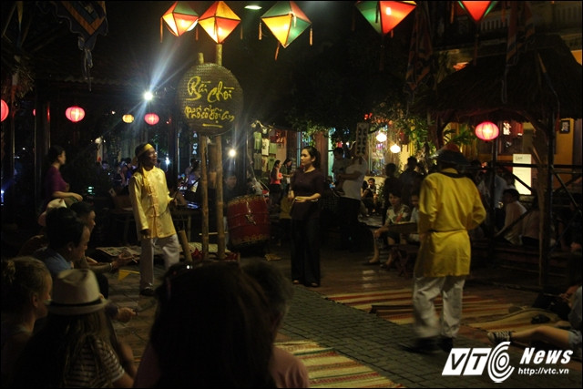 Hát bài chòi là một thú chơi đặc trưng của người miền Trung. Đến đây, du khách cảm nhận được không khí vui nhộn của trò chơi này, theo đó sẽ có 10 chiếc chòi, mỗi chòi được phát 3 quân bài. Người điều khiển sẽ rút ra một quân bài từ ống thẻ rồi hò theo quân bài đó, người nào có quân bài trên thì nhận được lá cờ. Chòi nào nhận đủ ba cờ sẽ giành được chiến thắng. Trò này đòi hỏi người điều khiển phái thông minh, dí dỏm, ứng khẩu cho hay để mang lại sự hứng thú cho người chơi.