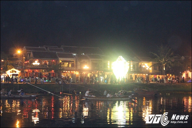 Đi thuyền ghe nhỏ trên sông Hoài để cảm nhận cuộc sống đang trôi chậm rãi và ngắm phố cổ hai bên bờ sông.