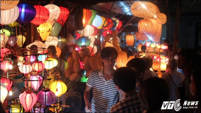 Phố đèn lồng với nhiều loại đèn độc đáo và lộng lẫy.