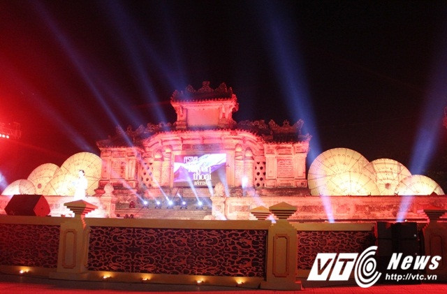 Ảnh: Mê mẩn ngắm những tà áo dài ở 'Nơi huyền thoại bắt đầu'