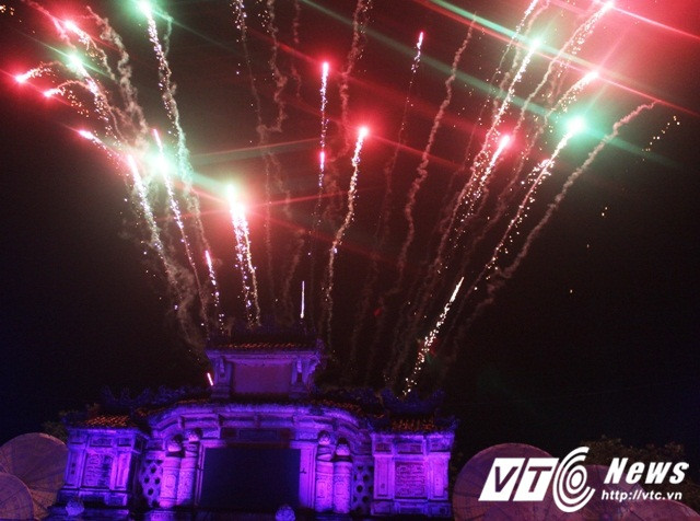 Bia Quốc Học được chọn làm điểm trình diễn thời trang áo dài Nơi huyền thoại bắt đầu.