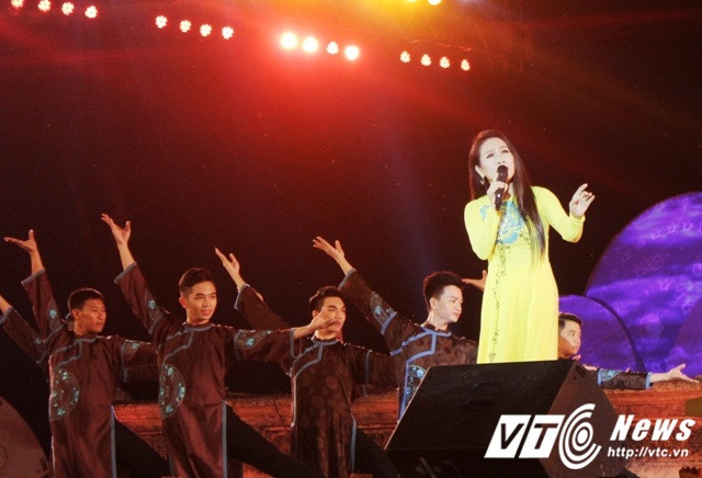 Ca sĩ Vân Khánh biểu diễn tại Nơi huyền thoại bắt đầu.