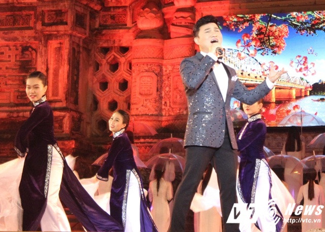 Với ca khúc Ngày xưa hoàng thị ca sĩ Quang Linh nhận được nhiều tràng pháo tay của khán giả.