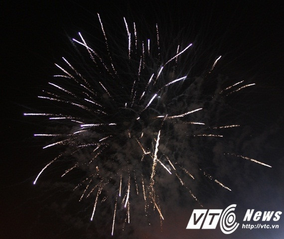 Kết thúc chương trình là màn pháo hoa đặc sắc lung linh và đầy màu sắc.