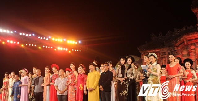 Các nhà thiết kế, người mẫu, hoa hậu chào khán giả.